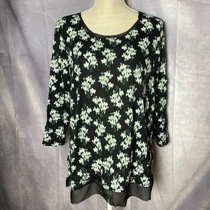 SIMPLY VERA BLACK FLORAL TUNIC WITH SHEER BLACK TRIM AT NECK AND HEM. SIZED L